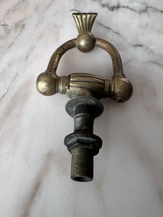 Grifo bronce muy antiguo 