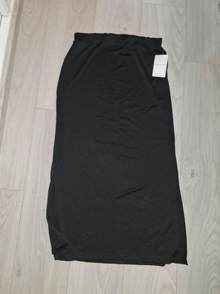 Falda midi negra elástica de la marca glowrias.