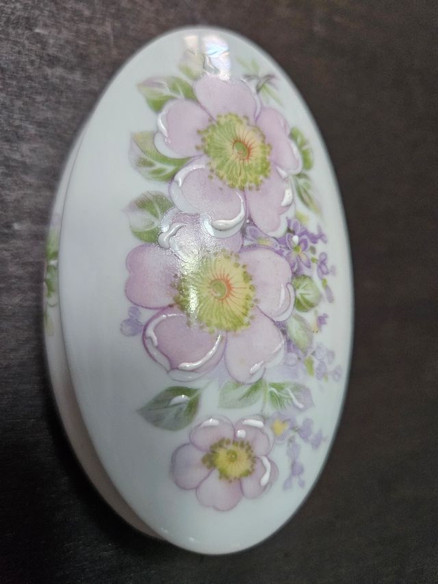 Portagioie ovale in Limoges, fiori rosa