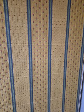 Estores enrollables amarillos y verdes