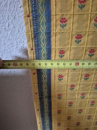 Estores enrollables amarillos y verdes