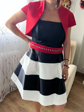 vestido corto de ceremonia de Carmen Gonzalez