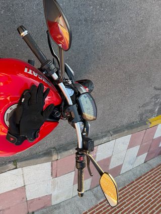 Ducati Monster 821 ABS, Roja . Año 2016.