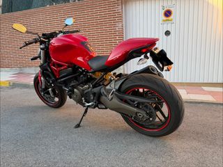 Ducati Monster 821 ABS, Roja . Año 2016.