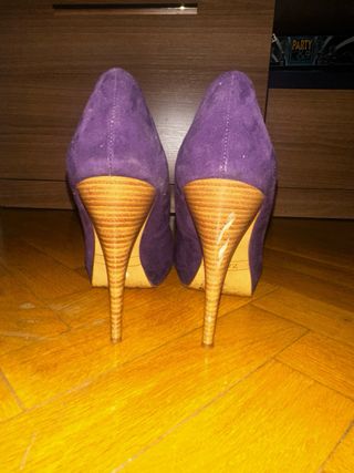 Zapato salón morado tacón