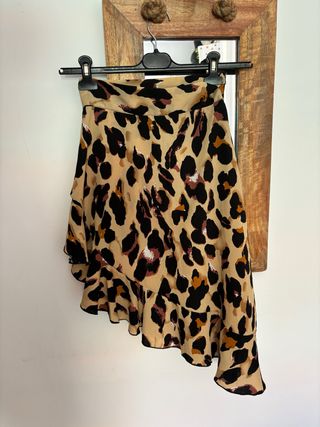 Falda midi leopardo estampada