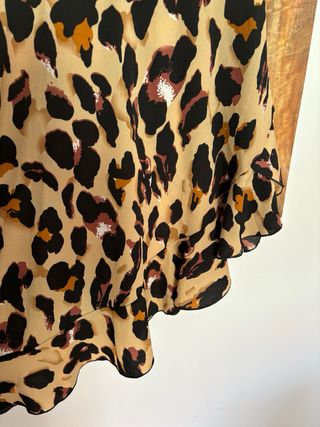 Falda midi leopardo estampada
