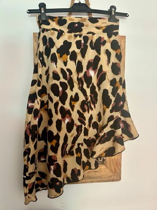 Falda midi leopardo asimetrica