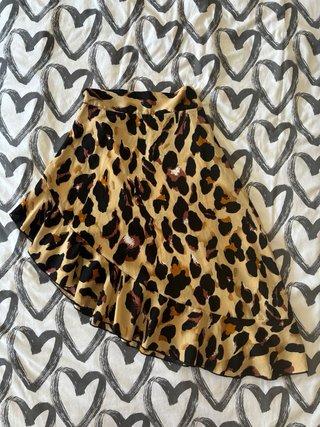 Falda midi leopardo asimetrica
