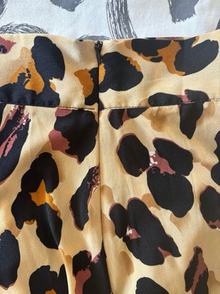 Falda midi leopardo asimetrica