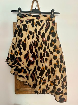 Falda midi leopardo asimetrica