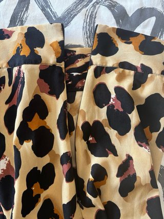 Falda midi leopardo asimetrica