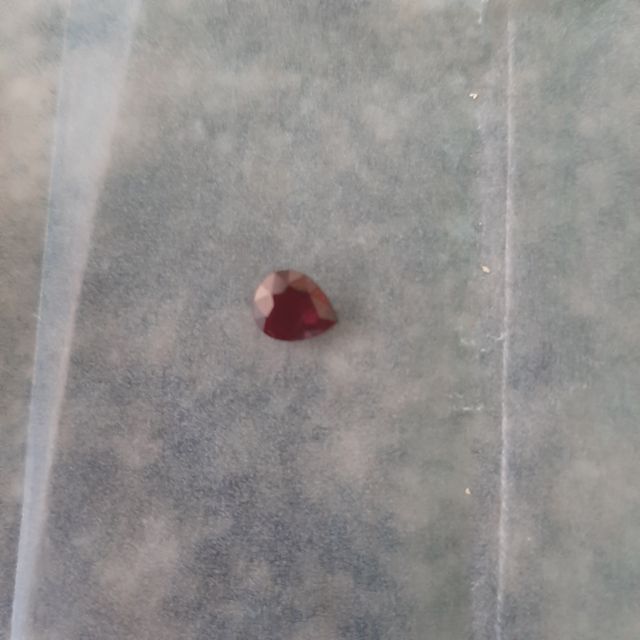 Pietra Preziosa Rossa a Goccia. Red Spinel