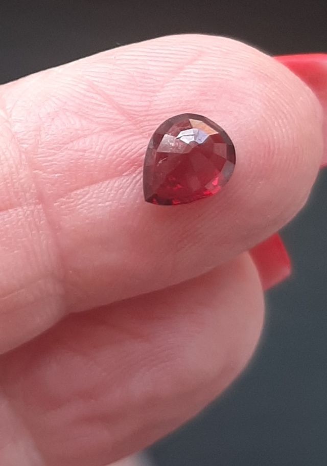 Pietra Preziosa Rossa a Goccia. Red Spinel