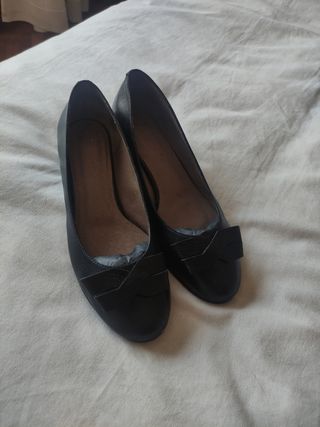 Zapatos negros piel, tacón bajo