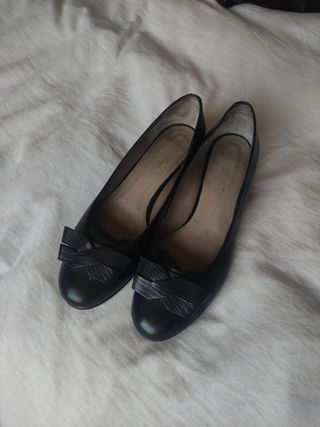 Zapatos negros piel, tacón bajo