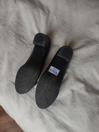 Zapatos negros piel, tacón bajo