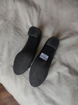 Zapatos negros piel, tacón bajo