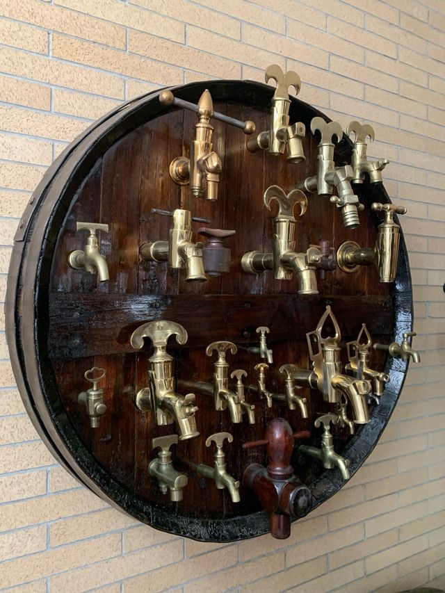 26 Grifos antiguos de latón para vino