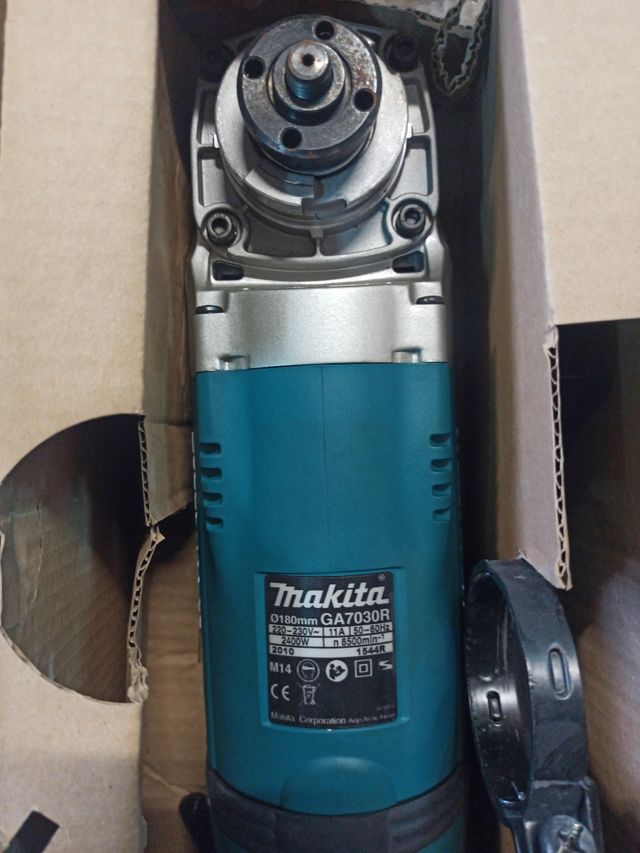 Amoladora Makita GA7030R - 180mm