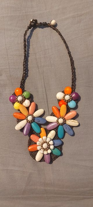 Gargantilla multicolor flores