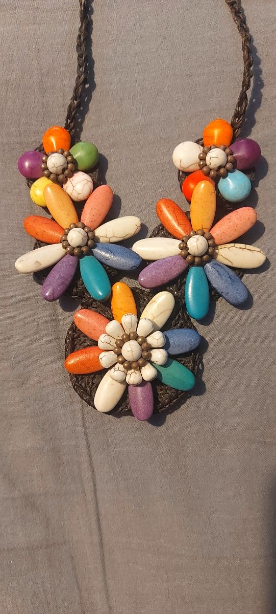 Gargantilla multicolor flores