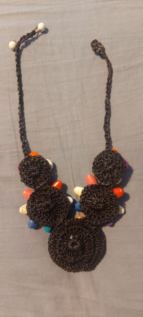 Gargantilla multicolor flores