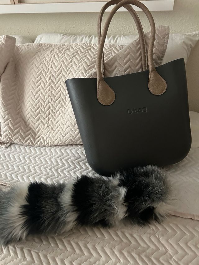 Bolso Obag negro con accesorio pelo