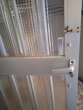 Puerta aluminio c/palanca y cerradura