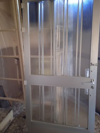 Puerta aluminio c/palanca y cerradura