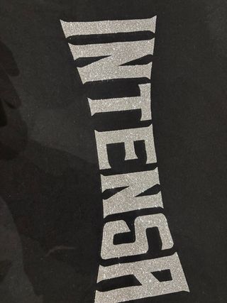 Camiseta IntensA negra c/glitter