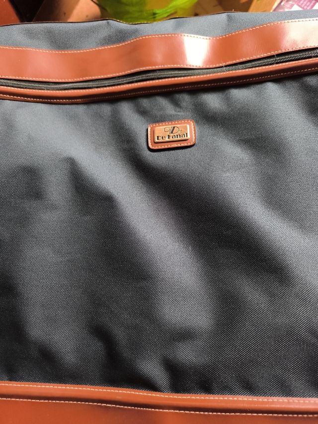 Porta trajes Le FanaL azul y marrón ,de piel