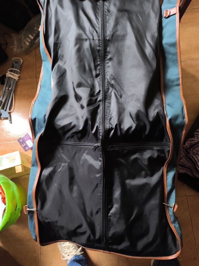 Porta trajes Le FanaL azul y marrón ,de piel