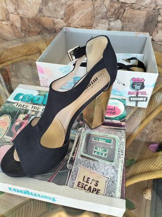 Zapatos mtpe negros dorados, talla 40