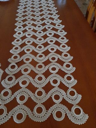 Camino de mesa beige crochet