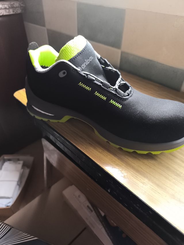 Zapatos trabajo anibal negros-verdes,nuevos a estr