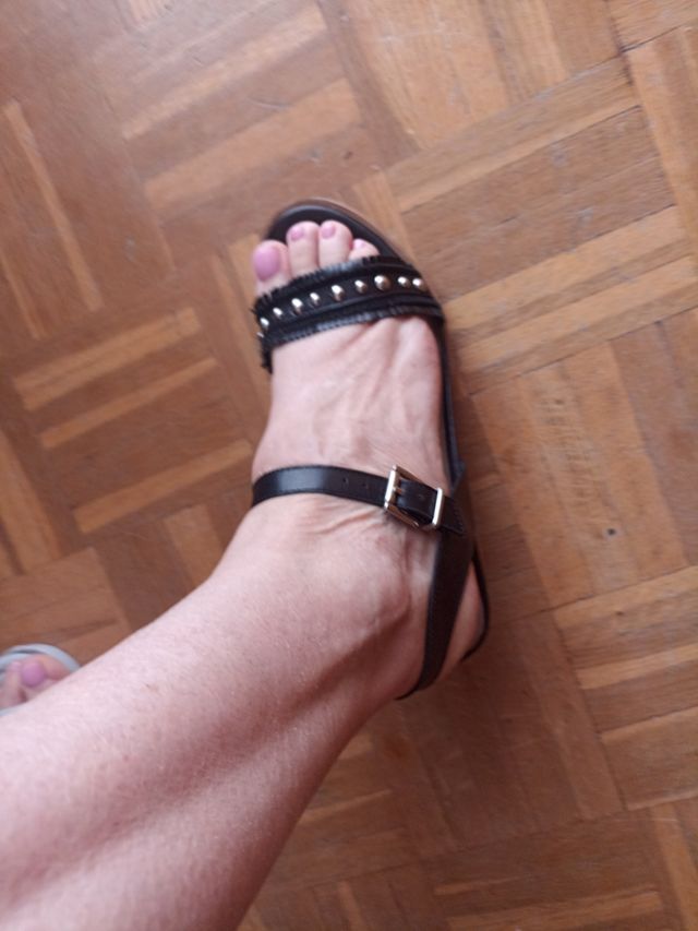 Sandalias negras tacón medio