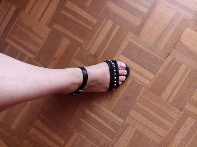 Sandalias negras tacón medio