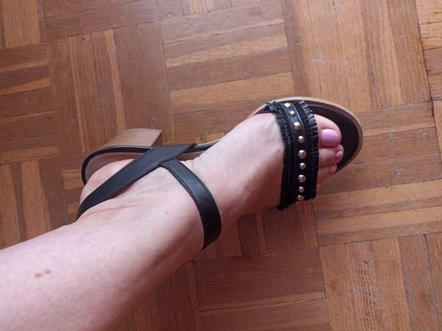 Sandalias negras tacón medio