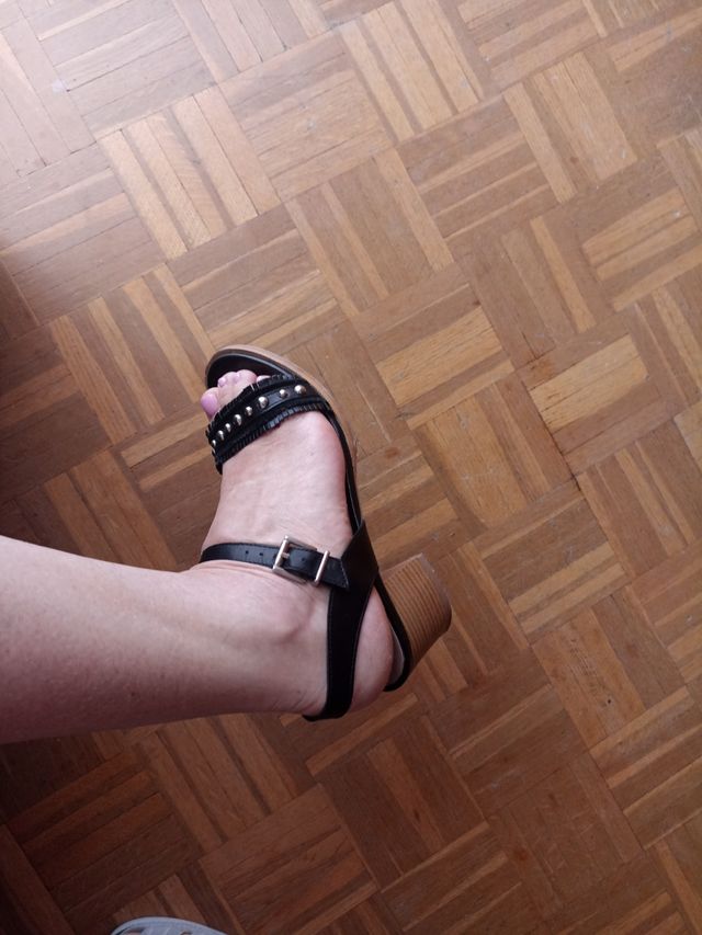 Sandalias negras tacón medio