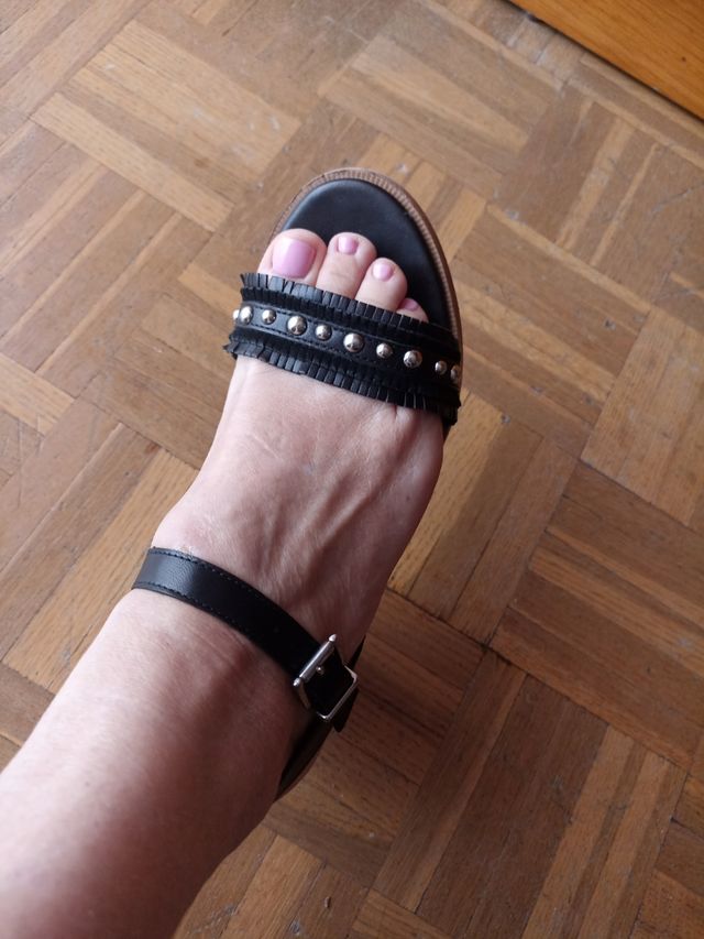 Sandalias negras tacón medio