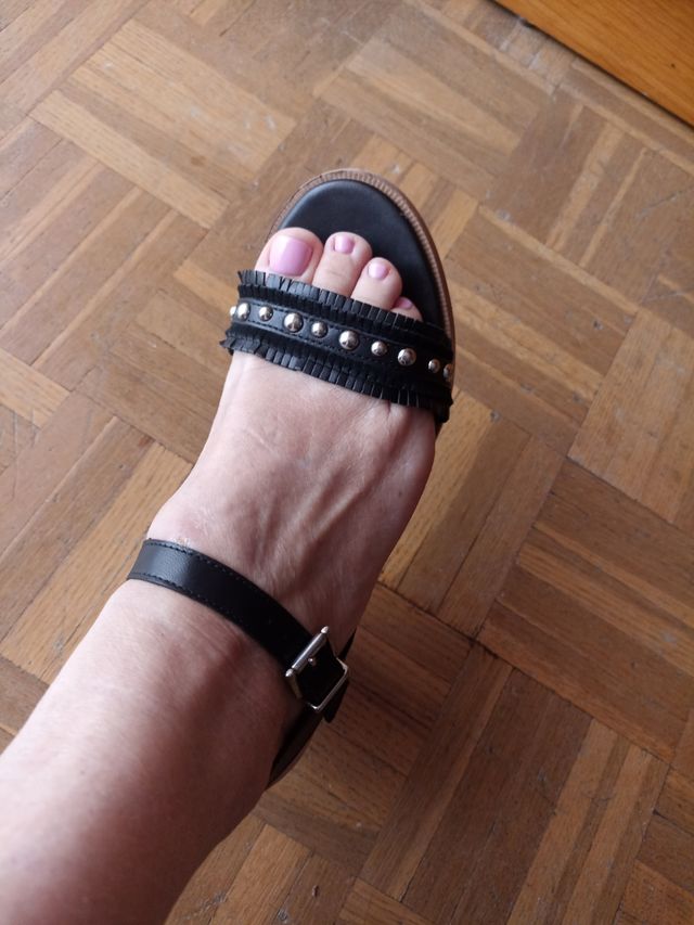 Sandalias negras tacón medio
