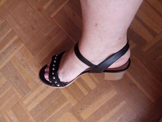 Sandalias negras tacón medio