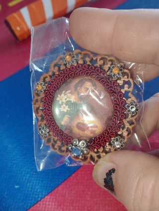 Broche madera virgen