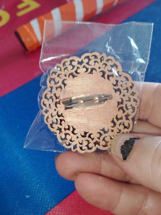 Broche madera virgen