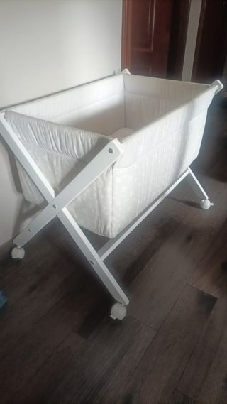 Minicuna blanca con ruedas