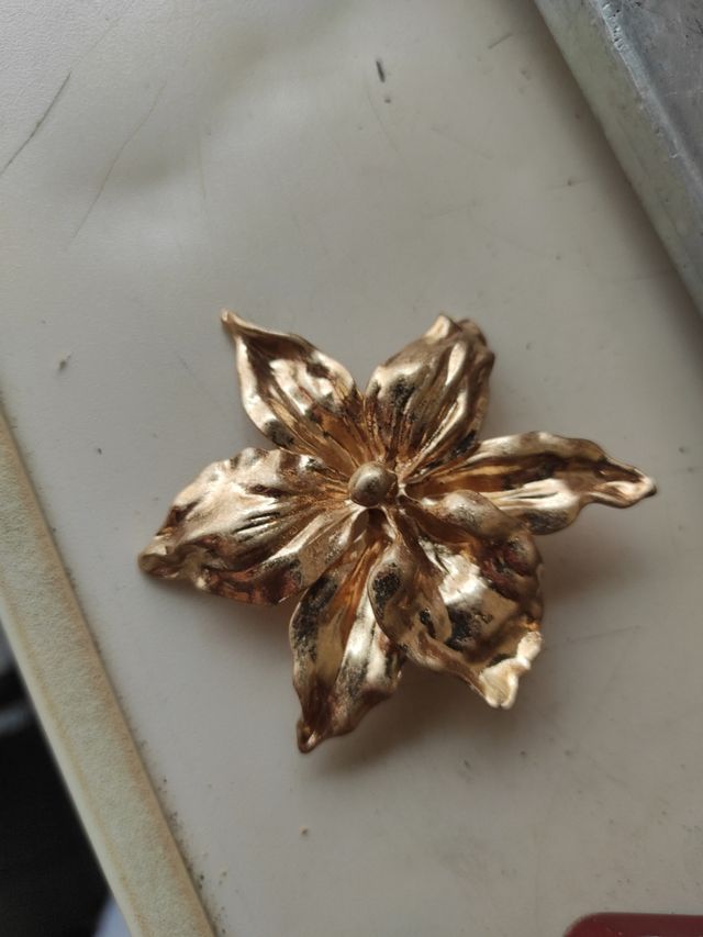 Broche flor dorado