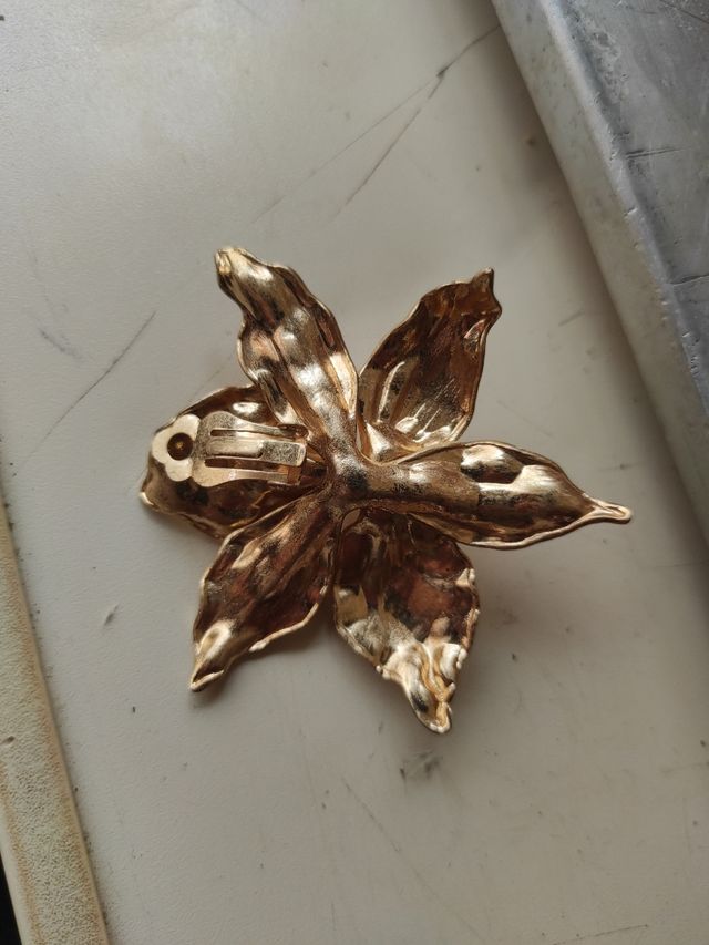 Broche flor dorado