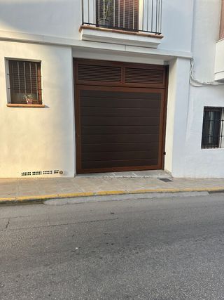 Puerta garaje marrón oscuro