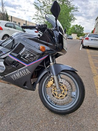 Yamaha FZ 750